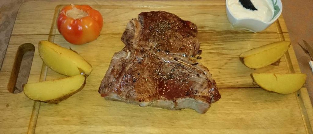 Gastronomie Beispiel - T-Bone Steak auf einem Holzbrett